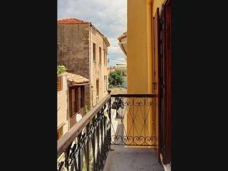 Παιχνίδι φωτός και σκιάς πάνω στην πέτρα