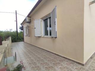 ayle stromene me plakakia