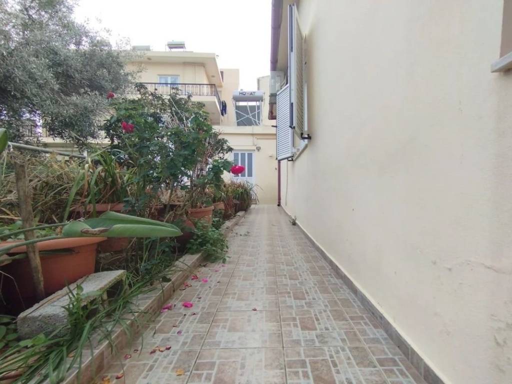 Diamorphomenos kepos me dentra kai kallopistika phyta