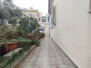 Diamorphomenos kepos me dentra kai kallopistika phyta