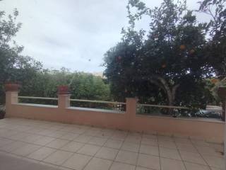 Periphragmene ayle gia apolyte idiotikoteta