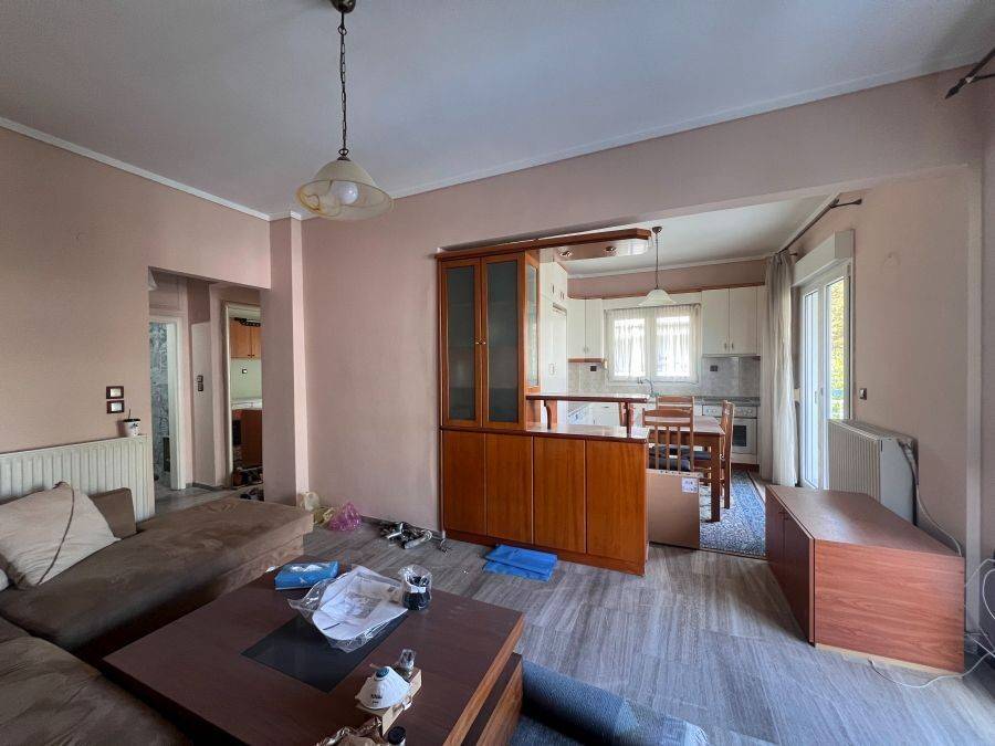 Το καθιστικό και η "σύνδεση" του με την κουζίνα.