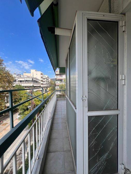 Πλαϊνός εξώστης με μικρό χώρο αποθήκευσης.