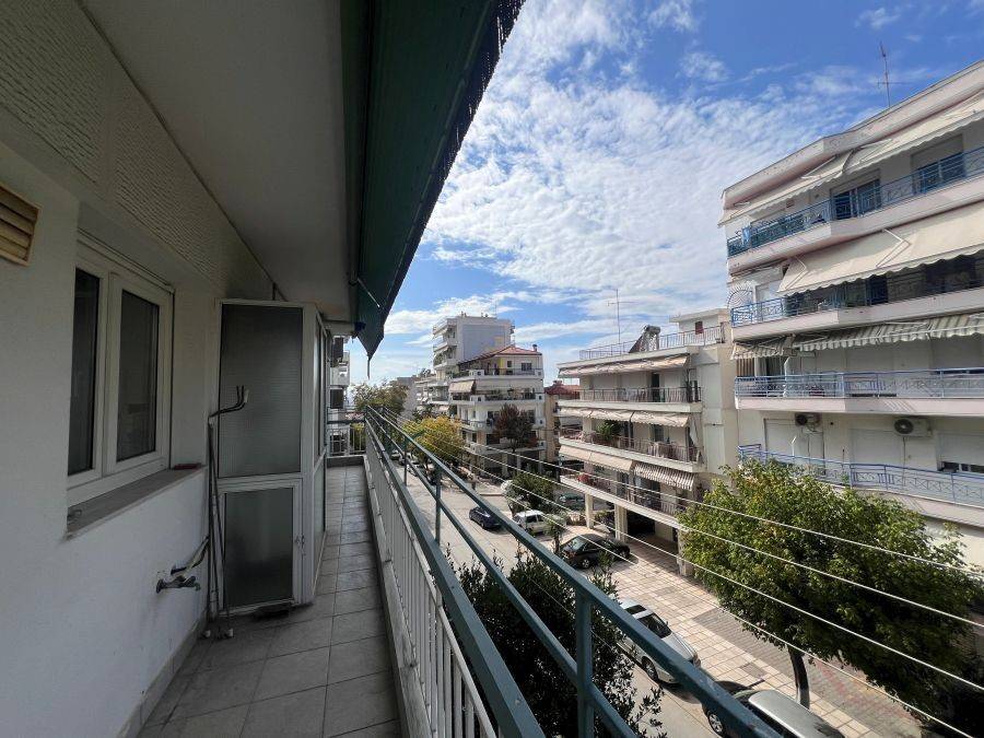 Πλαϊνός εξώστης με μικρό χώρο αποθήκευσης.