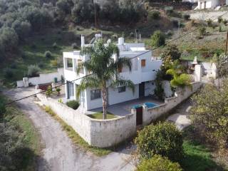 E monokatoikia os idaniko akineto eisodematos