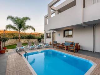 lounge dipla sten pisina