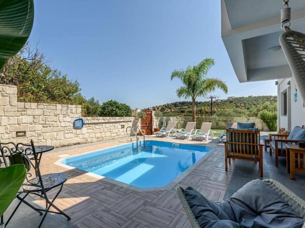 e thea sto boyno apo ten pisina