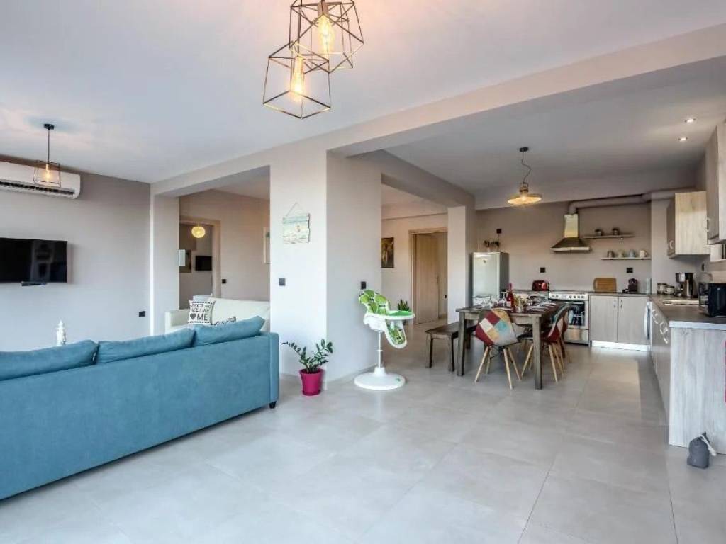 eniaios choros koyzina kai saloni