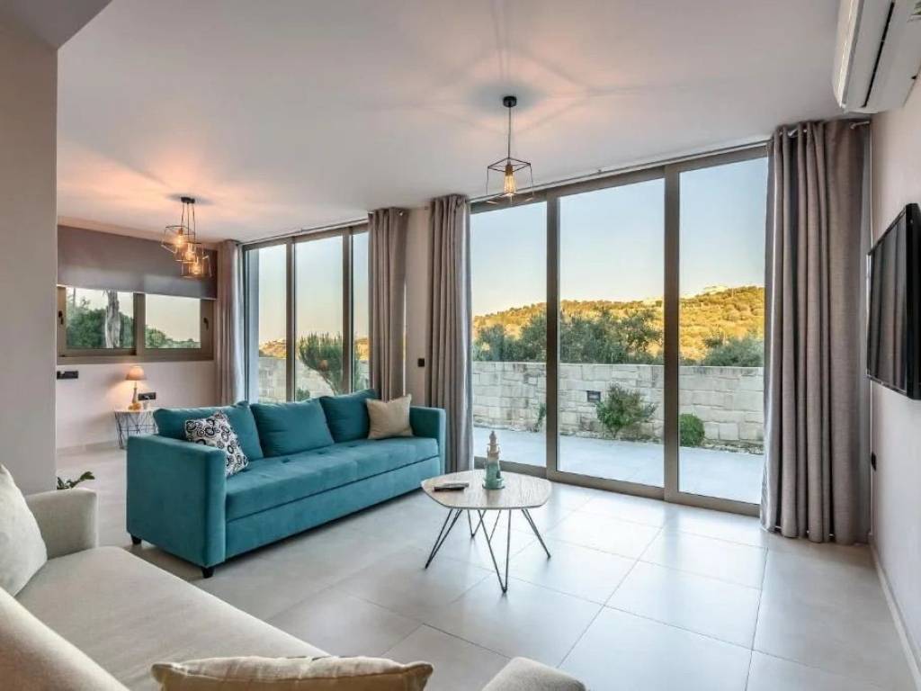 Monterno saloni me megales tzamaries kai thea pisina