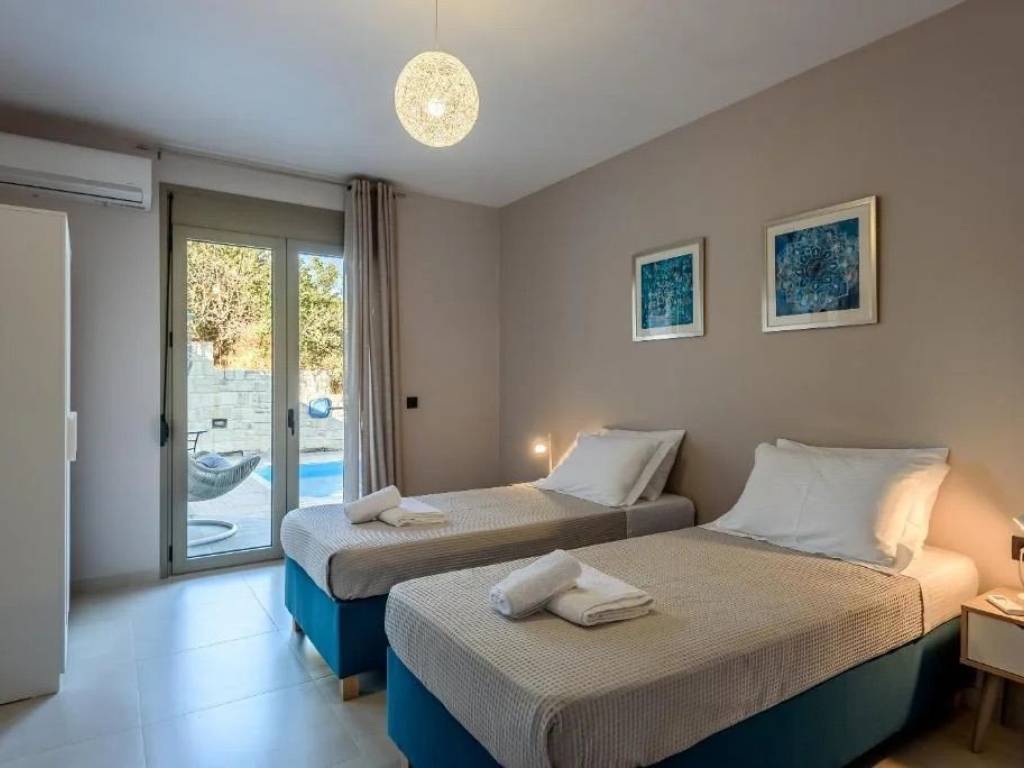 Kyrio ypnodomatio me amese prosbase sten pisina