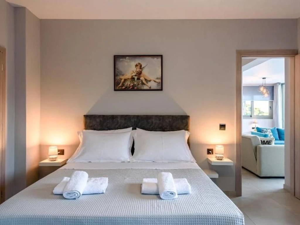 kyrio ypnodomatio me diplo krebati