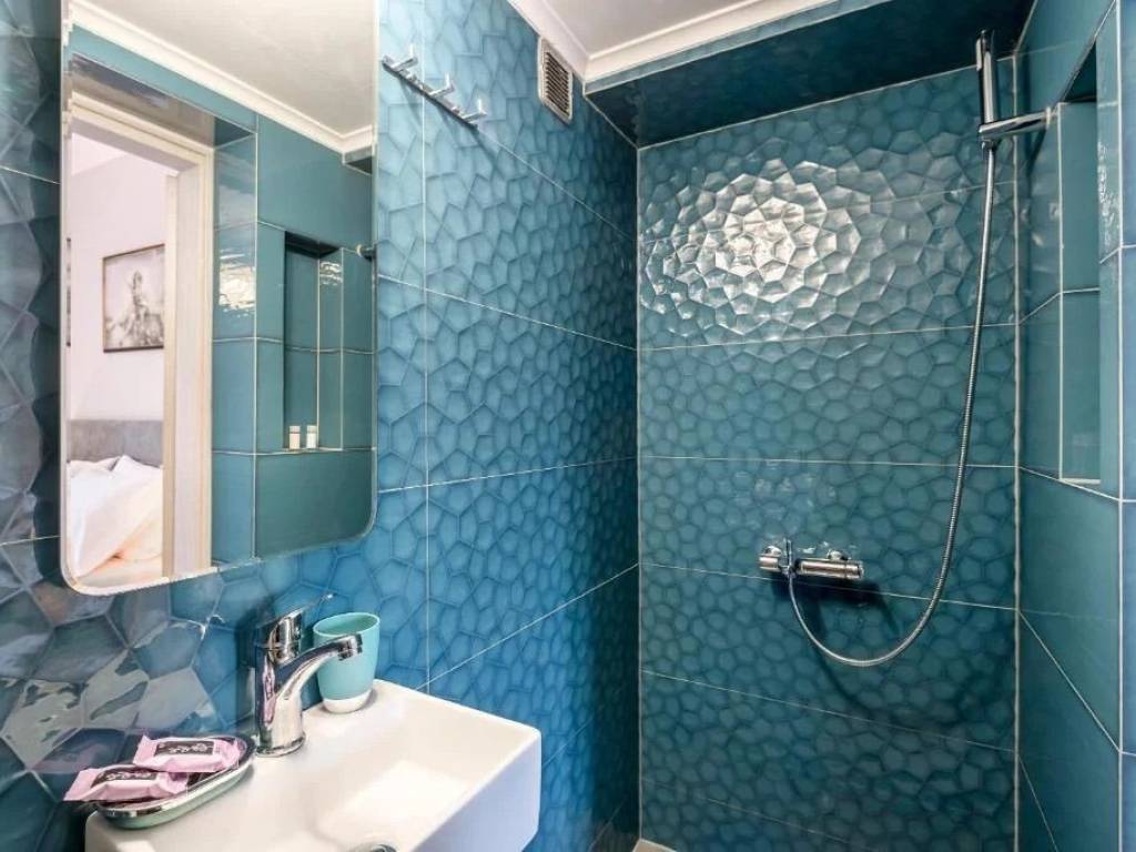 Sygchrono mpanio me ntoys walk-in kai minimal aisthetike