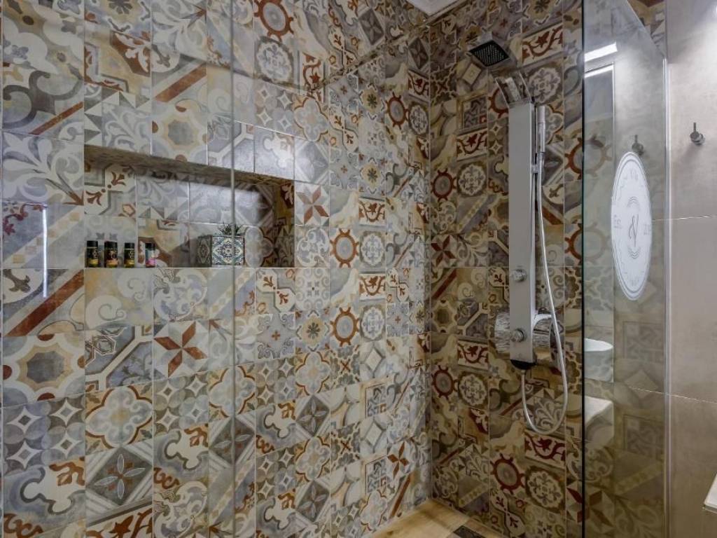 Polyteles mpanio me eide ygieines ypseles poiotetas