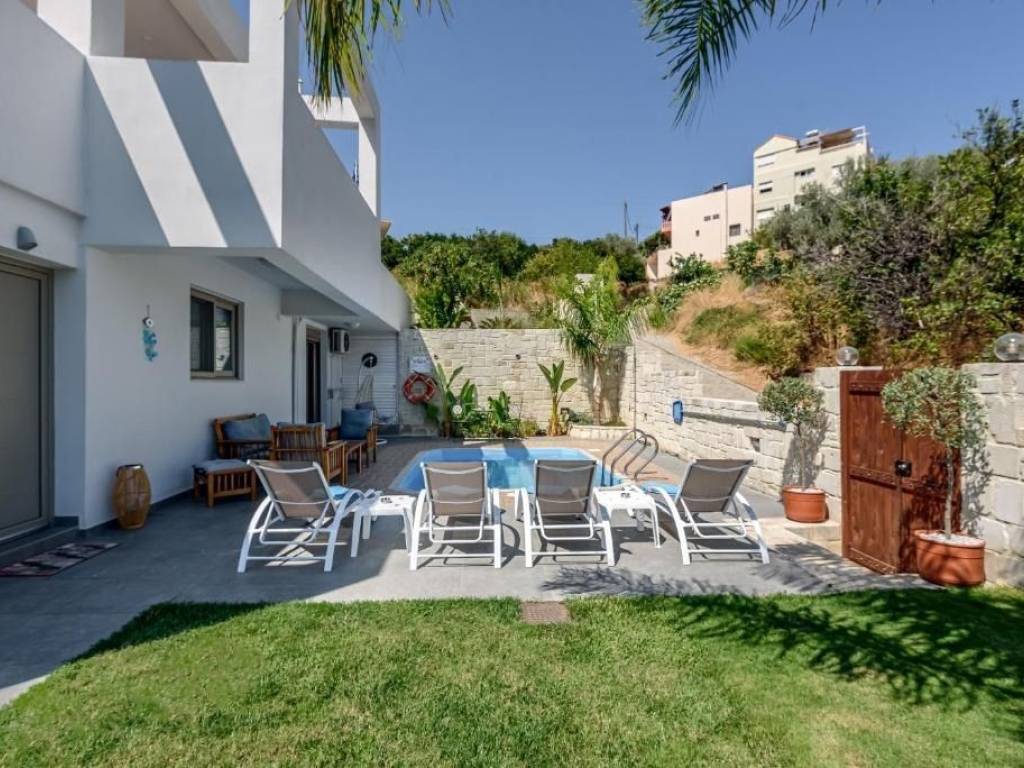 Entyposiake pisina kai choro gia xaplostres