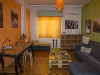 Μοντέρνο καθιστικό με ενιαία διαρρύθμιση και φυσικό φως