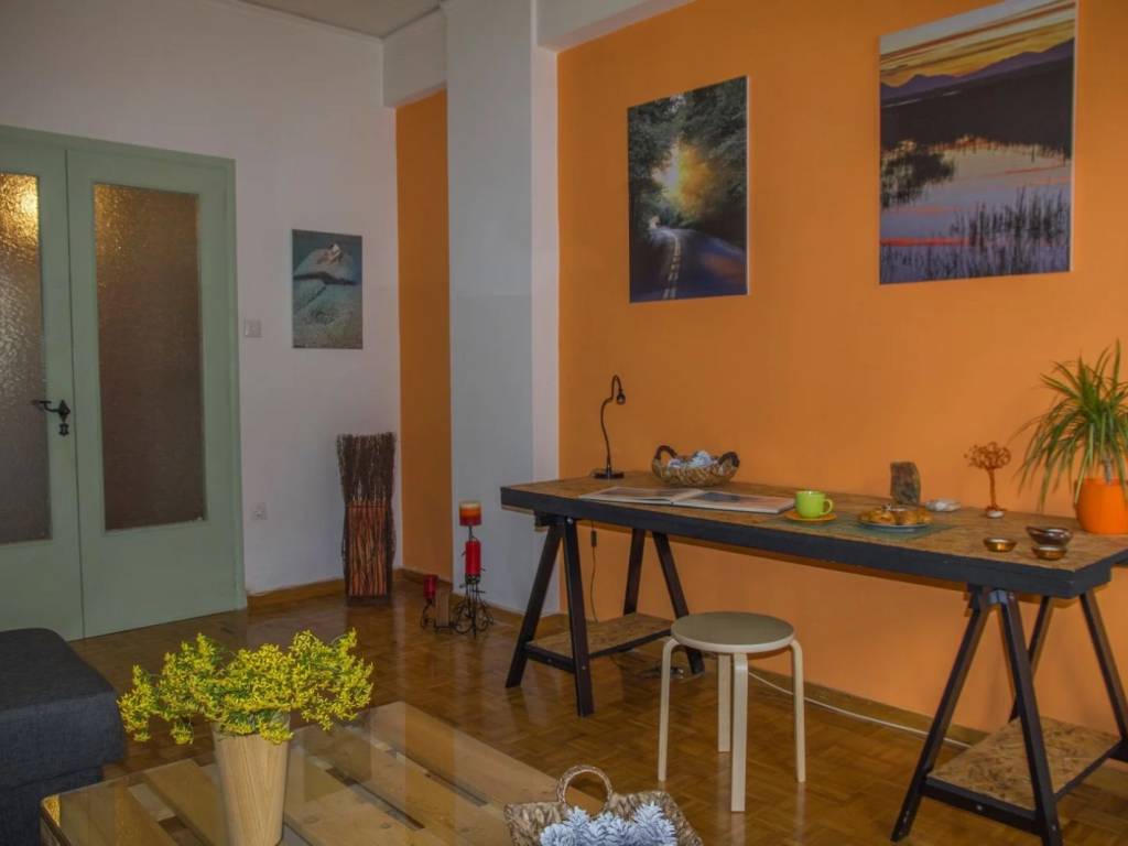 Ευρύχωρο καθιστικό με ενιαία διαρρύθμιση και μοντέρνα έπιπλα