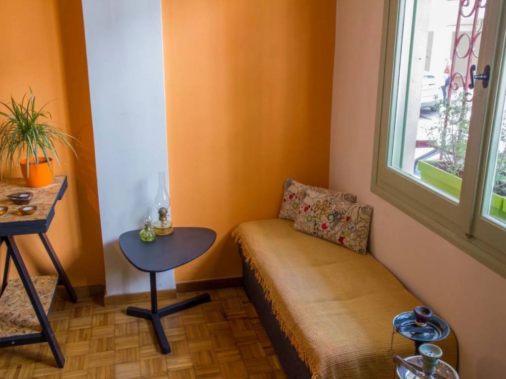 Αναπαυτικό σαλόνι με μεγάλα παραυθρα