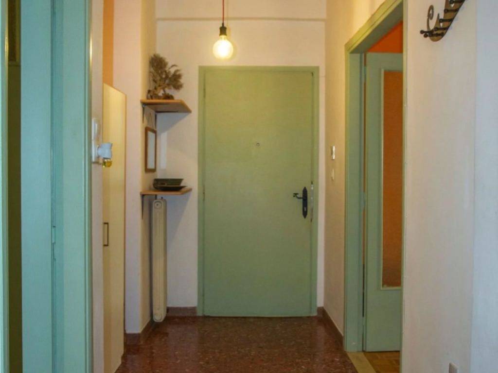 Η ροή του χώρου από το σαλόνι προς την κουζίνα