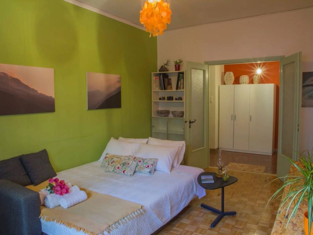 Υπνοδωμάτιο με καθαρές γραμμές και γήινες αποχρώσεις