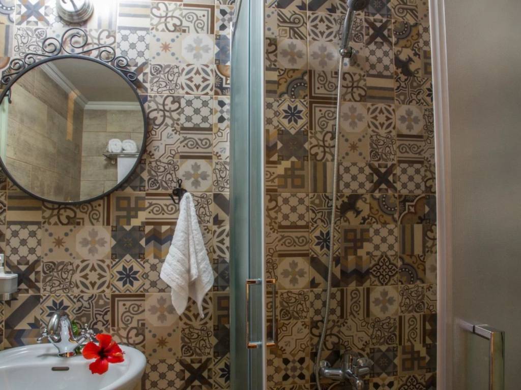 Λεπτομέρεια μπάνιου με καμπίνα ντους walk-in