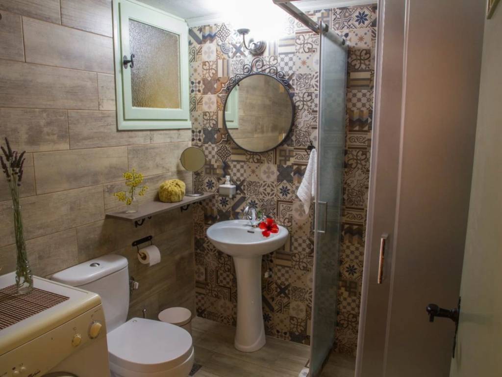 Σύγχρονο μπάνιο με είδη υγιεινής υψηλής αισθητικής