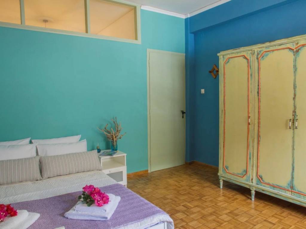 Κύριο υπνοδωμάτιο με minimal διακόσμηση