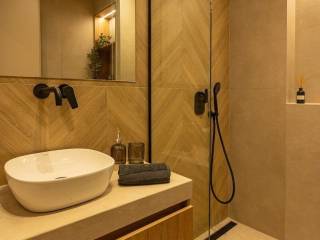 Forumland Real Estate, Μπάνιο