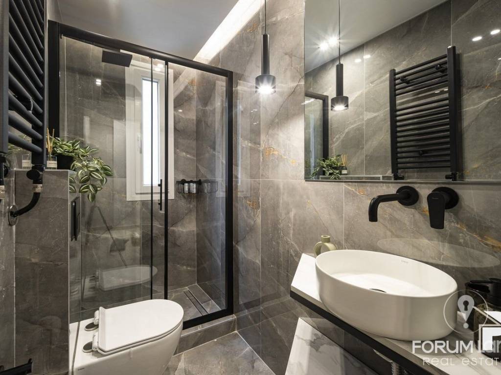 Forumland Real Estate, Μπάνιο