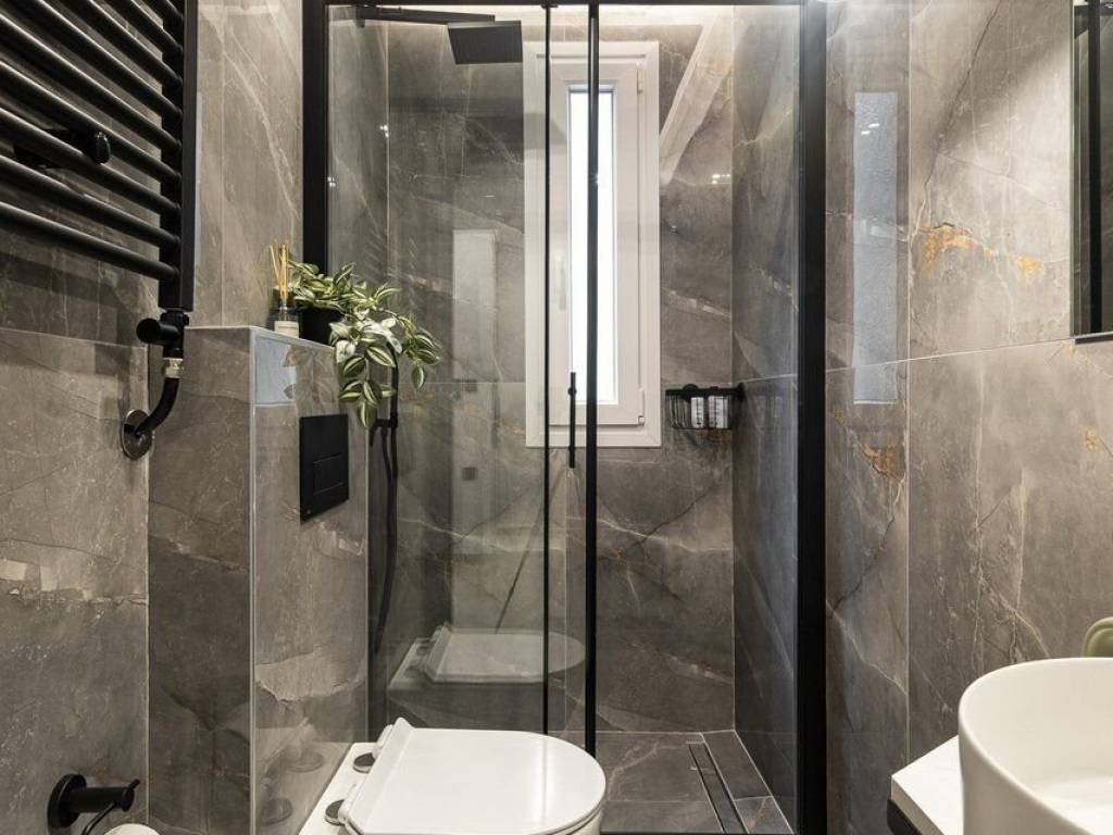 Forumland Real Estate, Μπάνιο