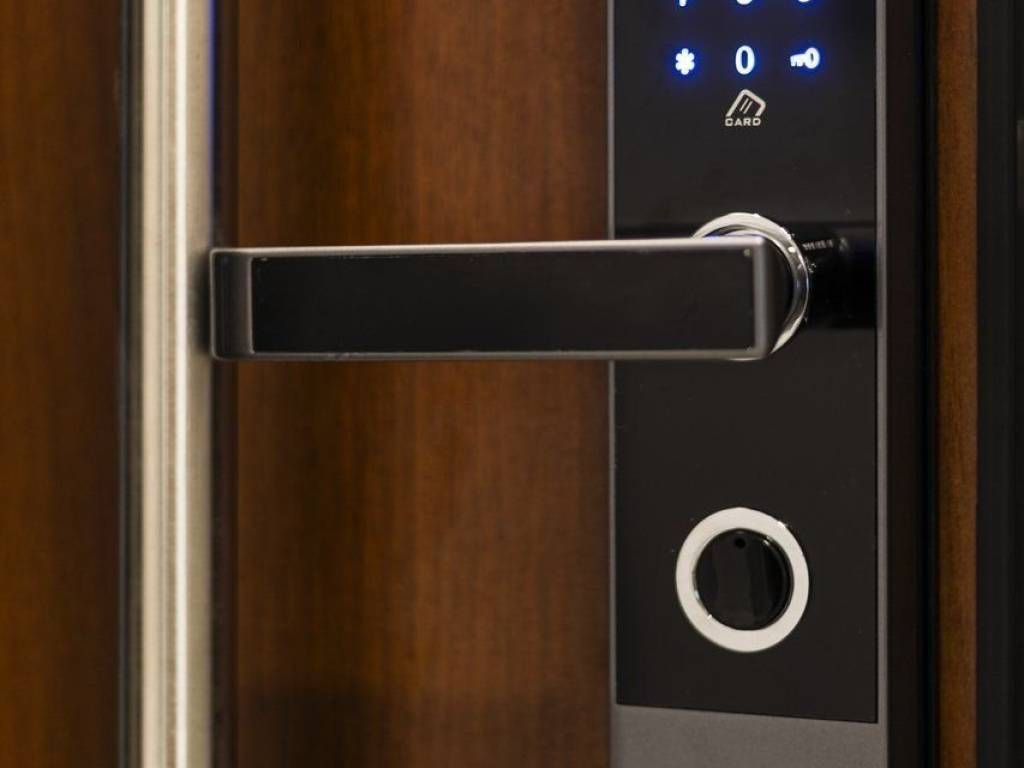 Forumland Real Estate, πόρτα ασφαλείας