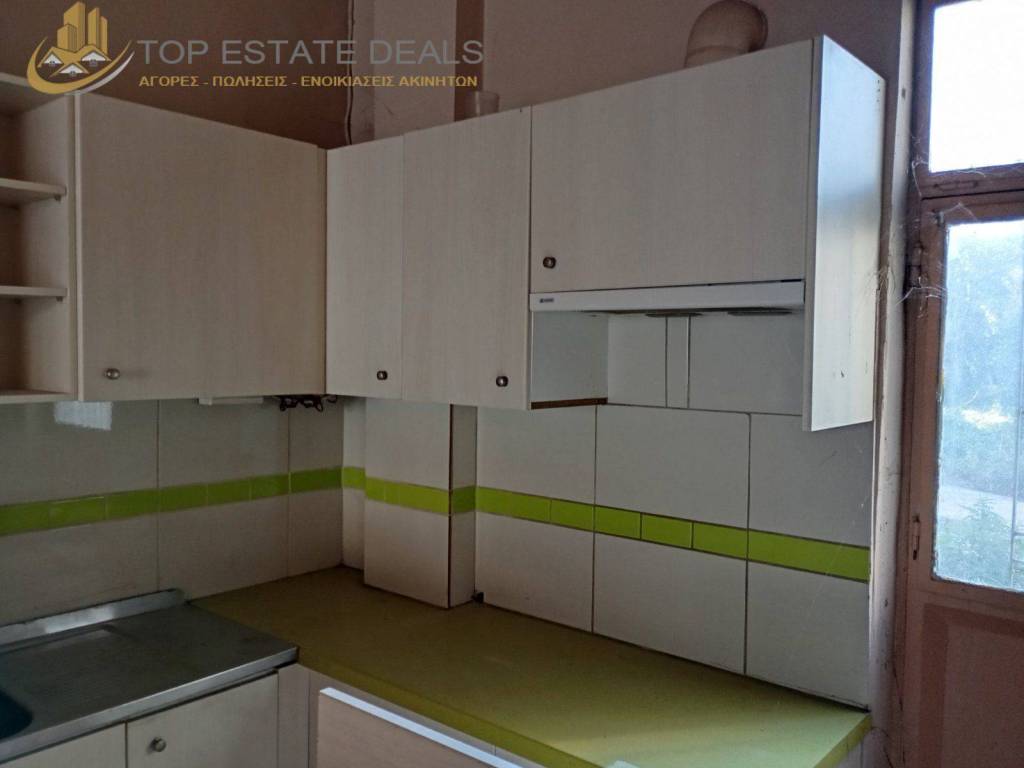 ντουλάπια καταστήματος νο 2 -πόρτα προς ακάλυπτο