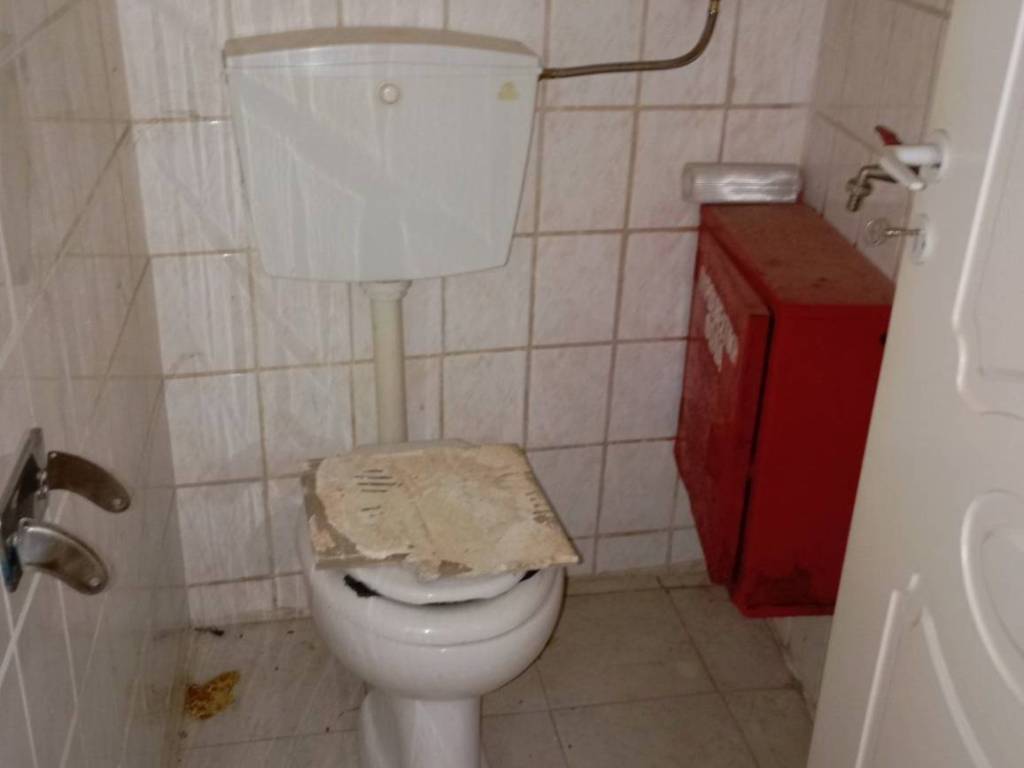 μπάνιο καταστήματος νο 2