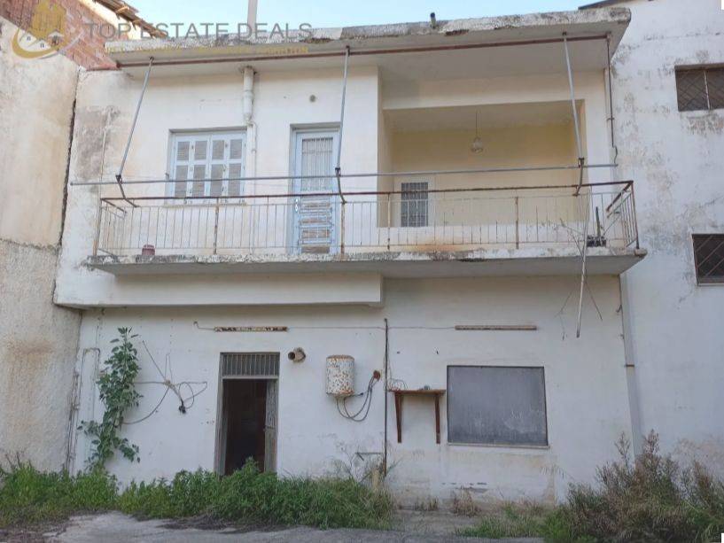 Η αριστερή κάτω πόρτα ισογείου εκβάλει στο ακάλυπτο του νο2