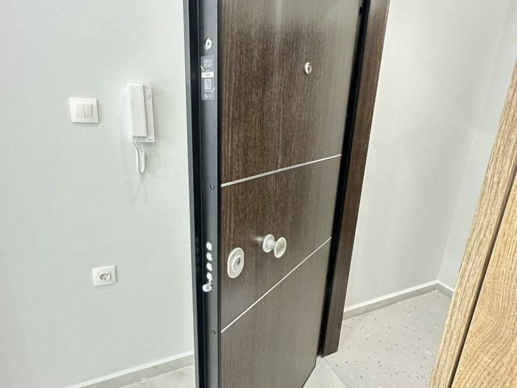 Forumland Real Estate, Θωρακισμένη πόρτα