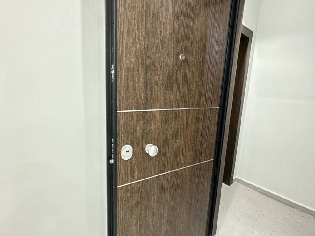 Forumland Real Estate, Θωρακισμένη πόρτα