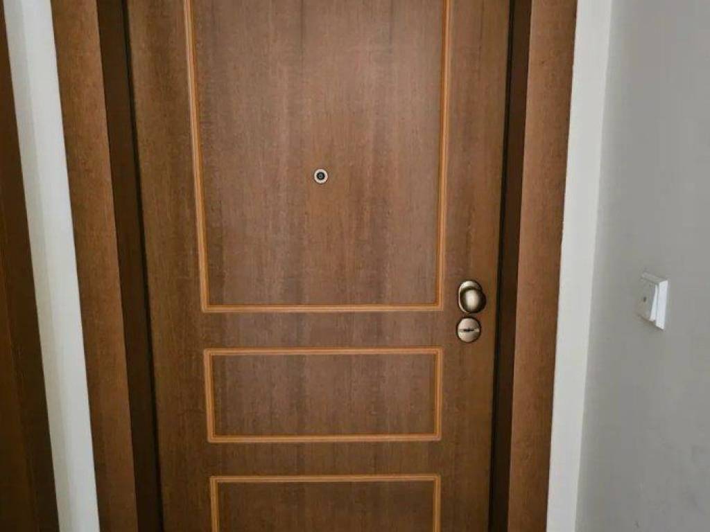 Forumland Real Estate, Θωρακισμένη πόρτα