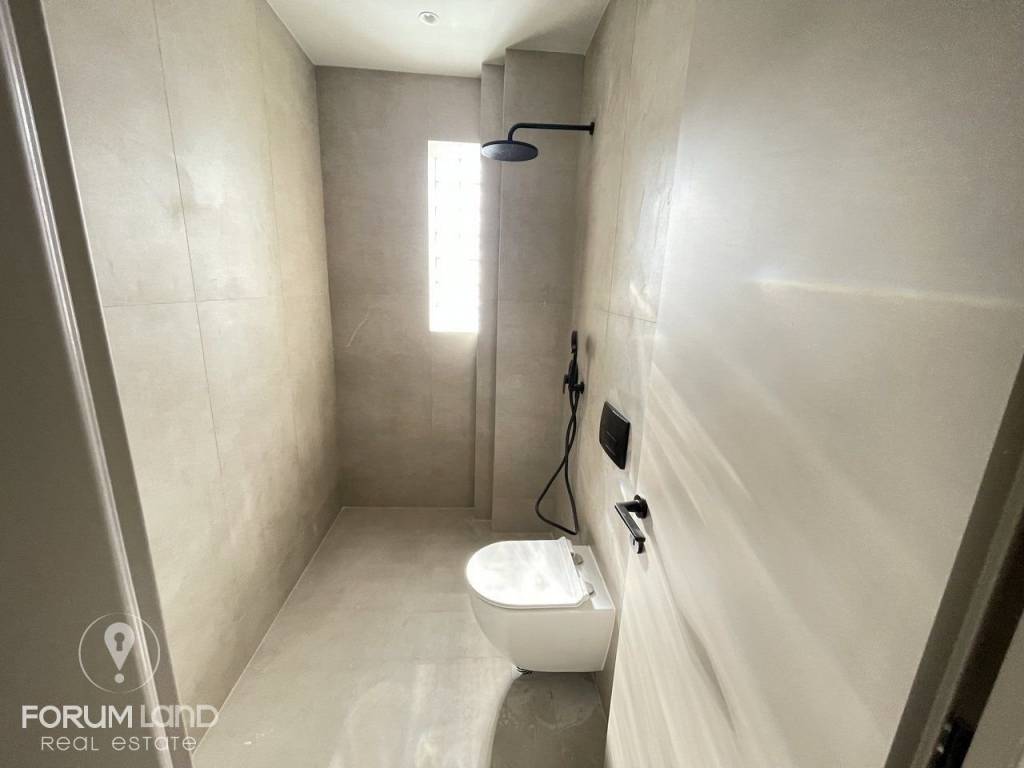 Forumland Real Estate, Μπάνιο