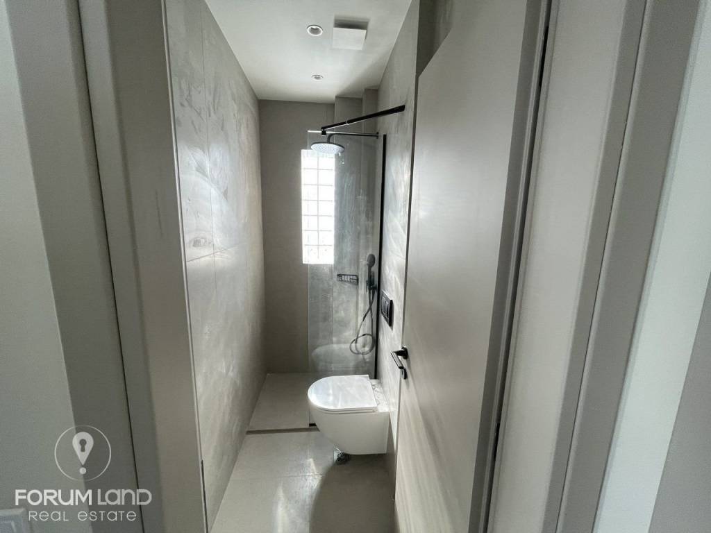 Forumland Real Estate, Μπάνιο