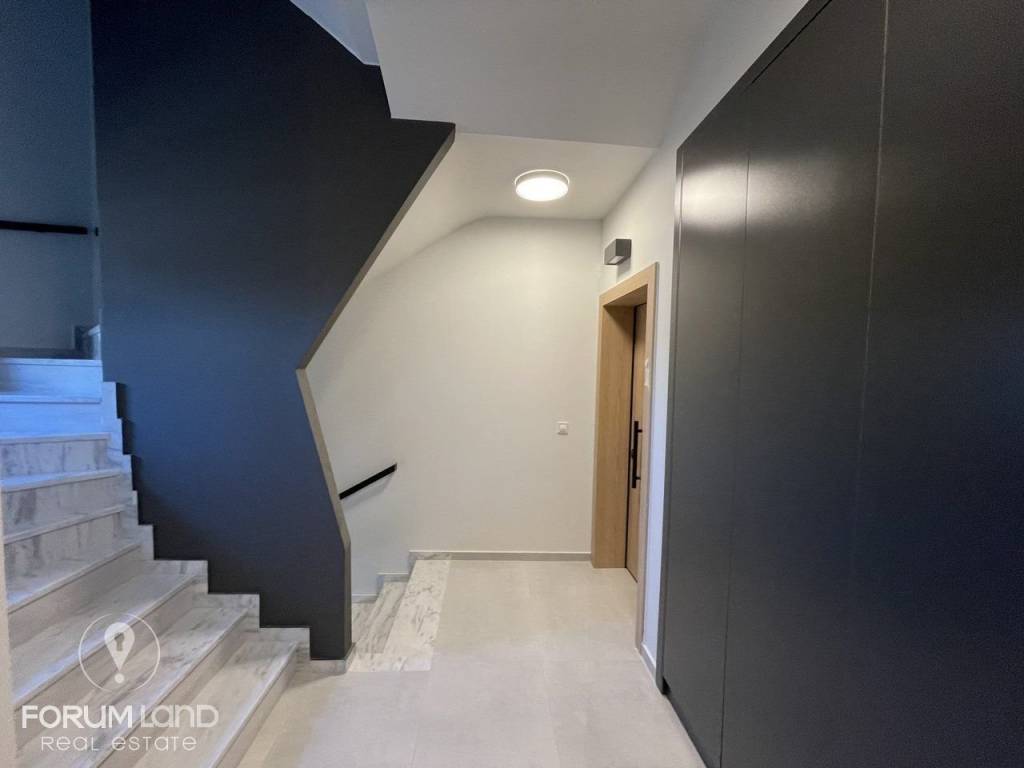 Forumland Real Estate, Είσοδος