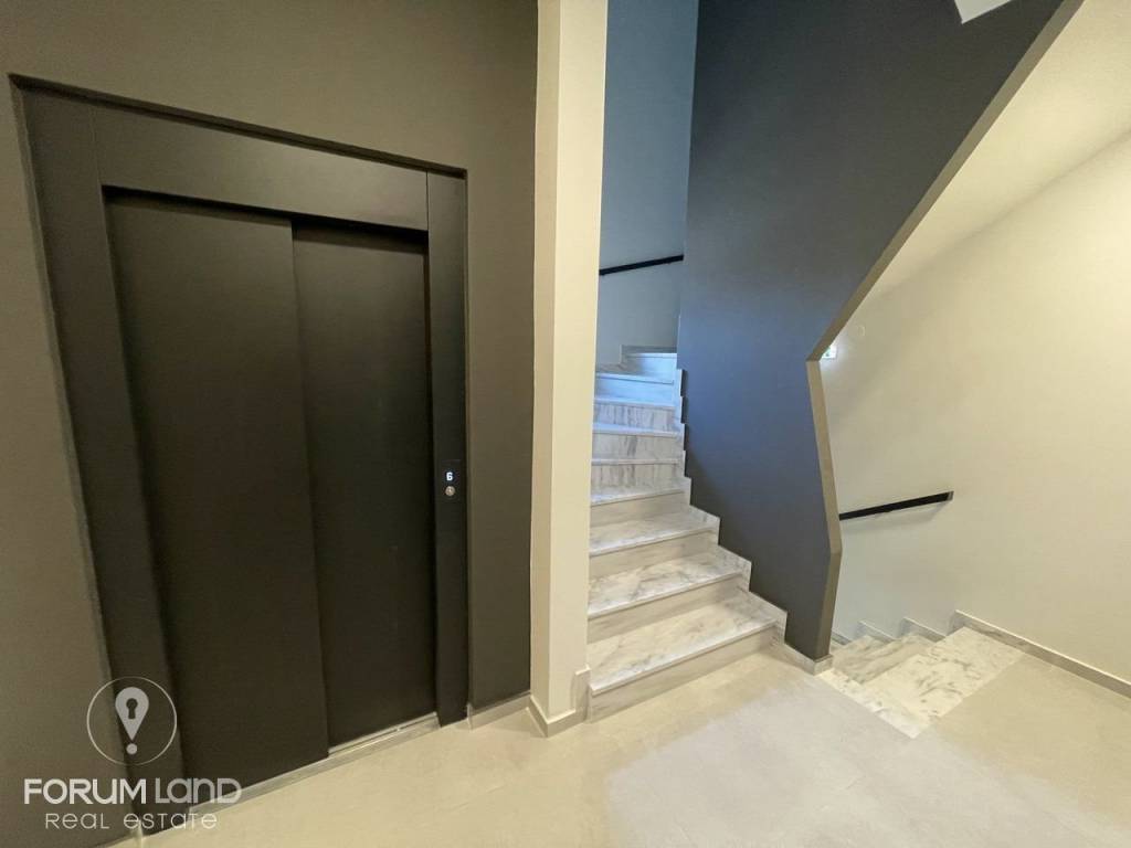 Forumland Real Estate, Ανελκυστήρας