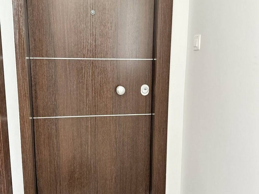 Forumland Real Estate, Θωρακισμένη πόρτα