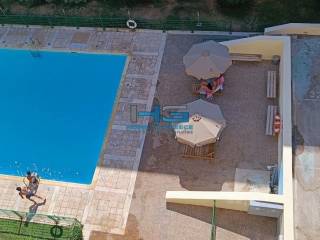 Χαλάρωση δίπλα στην πισίνα