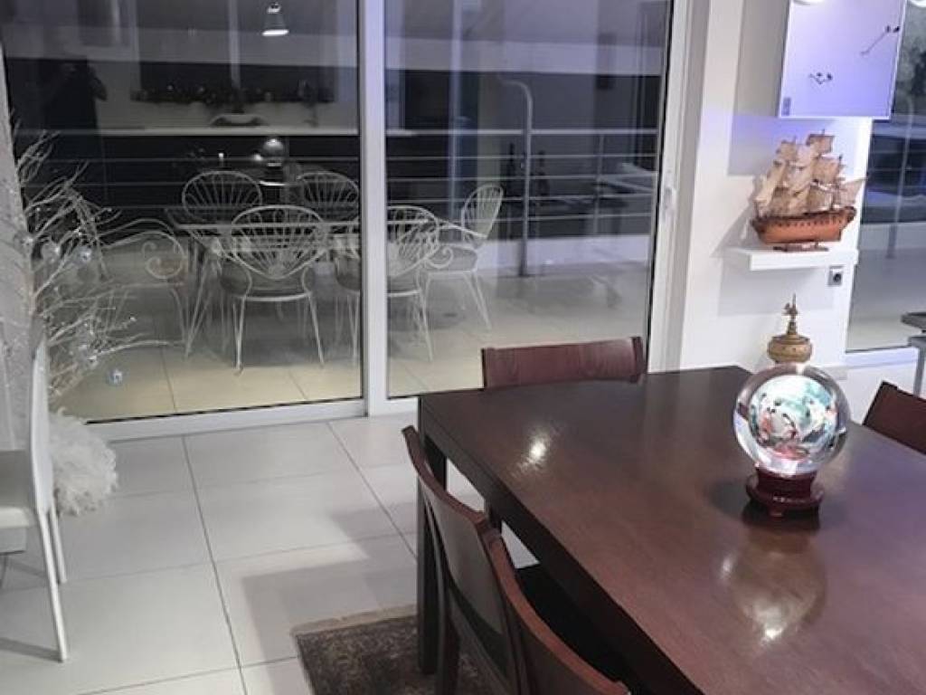 Trapezaria kai mpalkoni mezonetas