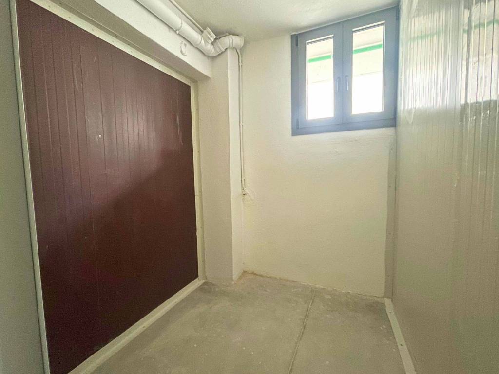 apotheke sto ypogeio tes polykatoikias