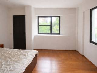 Diamerisma protoy orophoy me aytonome eisodo, WC kai mpalkoni