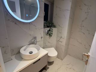 Λουτρό με ντουσιέρα &amp; πλυντήριο