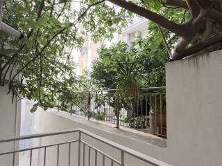 Το μπαλκόνι των υπνοδωματιών, βλέπουν σε ακάλυπτο.