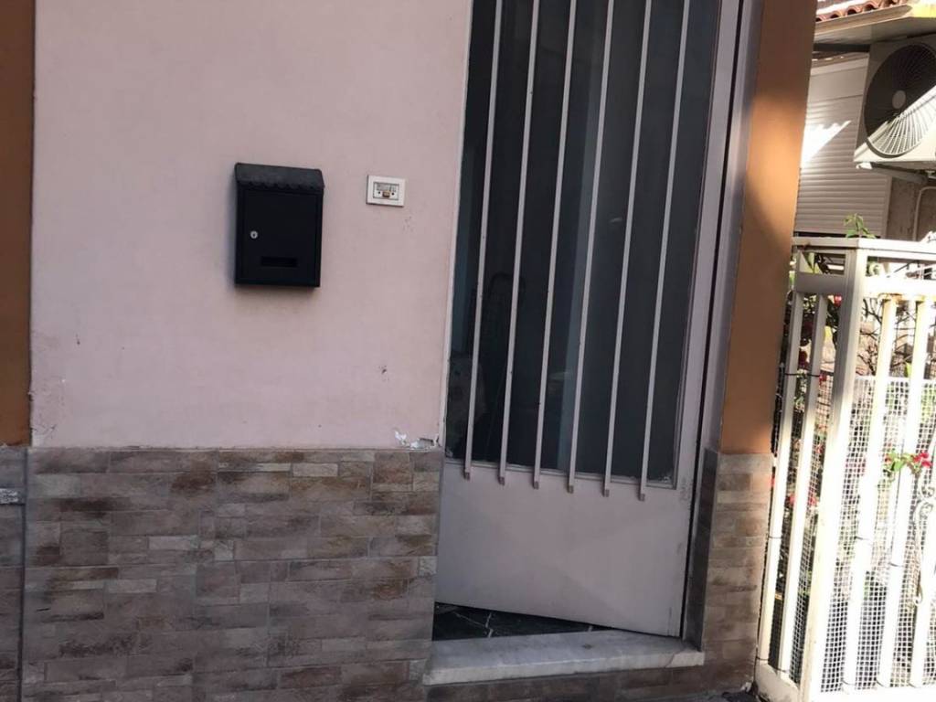 Είσοδος για εσωτερική σκάλα Α΄οροφου