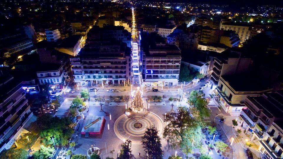 Η ΚΕΝΤΡΙΚΗ ΠΛΑΤΕΙΑ ΑΠΟ ΨΗΛΑ ΒΡΑΔΥ