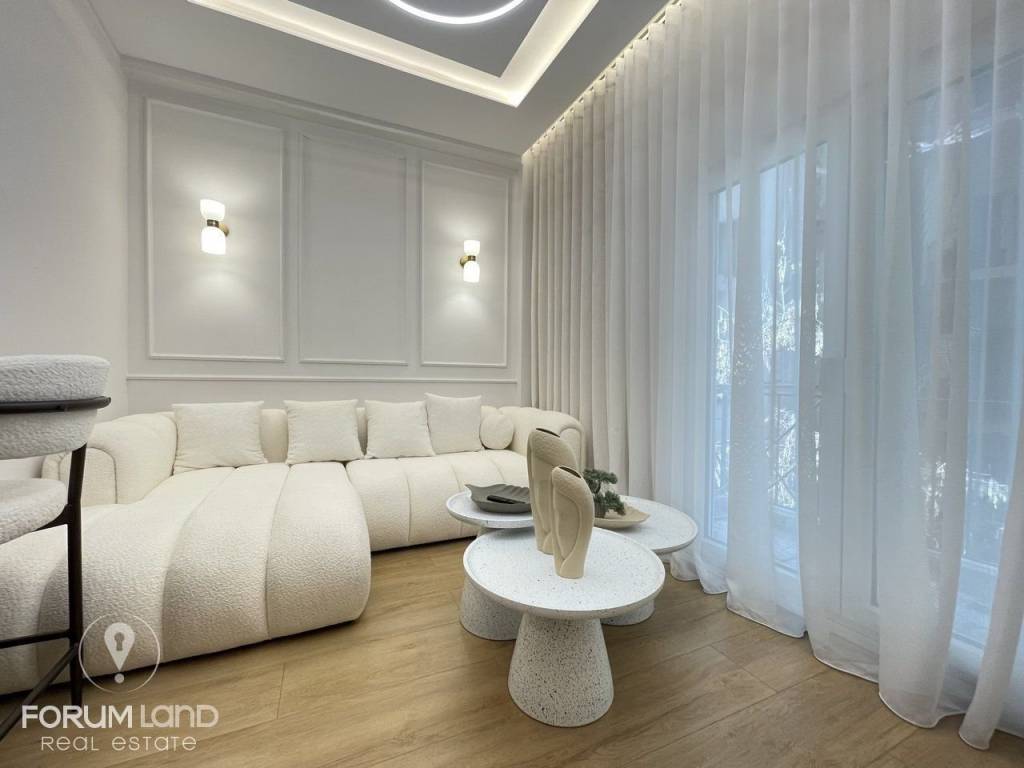 Forumland Real Estate, Σαλόνι